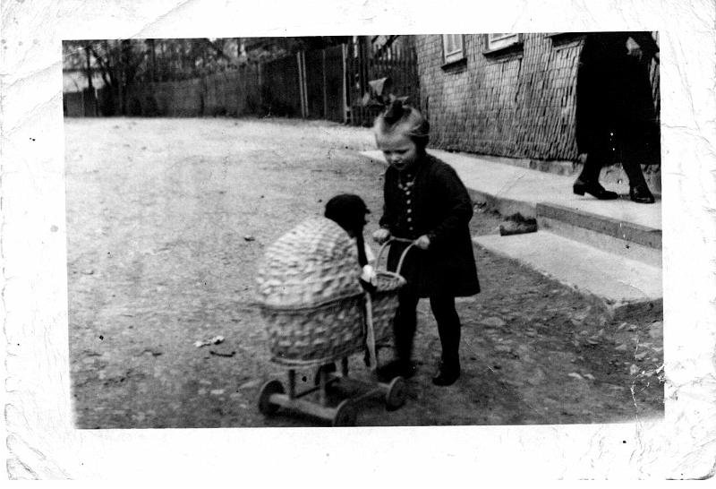 GH 008.jpg - Oma Gerlinde mit Kinderwagen